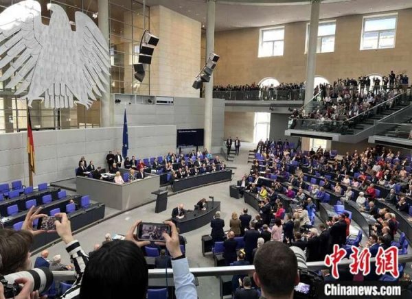 括普投资 两轮投票终登台，“斜杠总理”默茨如何引领德国？