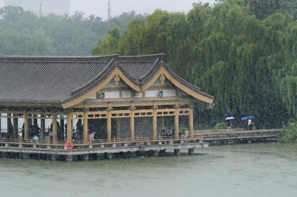 指南针股票 烟雨朦胧西安曲江池